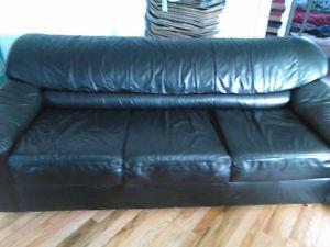BEAUTIFUL LEATHER COUCH--DELIVERY IN HRM