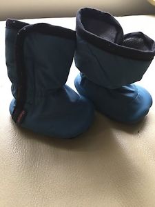 Excellent condition Sherpa booties. Size 6-12 mth.