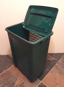 Rubbermaid laundry hamper with lid