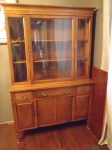 VINTAGE SOLID MAPLE DINING HUTCH