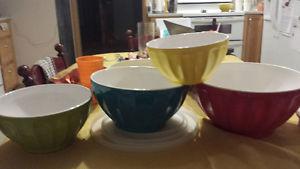 4 bowls with covers