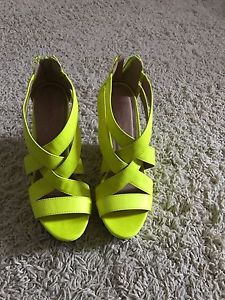 Material girl yellow heels sz 8