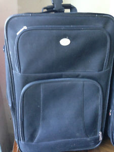 Samsonite Black Suitcase on rollers with pullout handle
