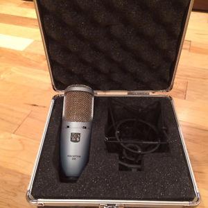 AKG Perception 200