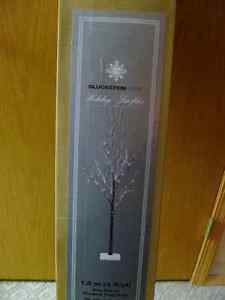 Selling NEW IN UNOPENED BOX Glucksteinhome LED 4' Tree