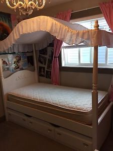 Canopy bedroom set from the brick
