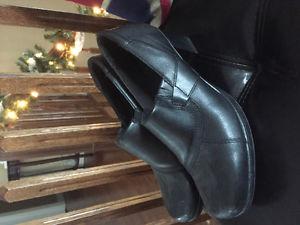 Clarks black & confy bendable shoes in size 10 & mint