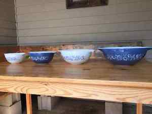 Vintage Pyrex bowl set