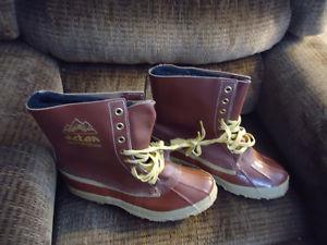 new never worn mens boots