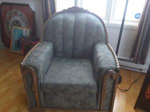 ANTIQUE LIVING ROOM CHAIR