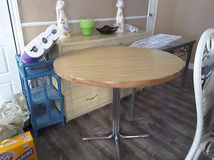 DINING ROOM TABLE WITH CHROME LEGS.