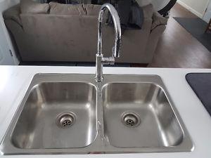 Kitchen sink and pull out faucet