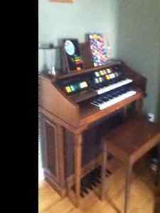 Lowery 98 Organ