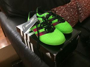 Indoor soccer shoes