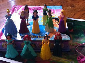 Princess board book-11 figures, mat and bracelet