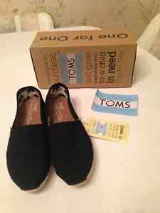 TOMS Womens 6 - Brand new in box