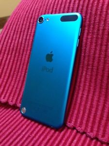 White and blue iPod touch 5th gen 32 GB