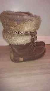 Women's size 7 Laurentian Chief mukluks / boots