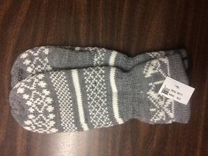 grey and white acrylic/polyester mittens