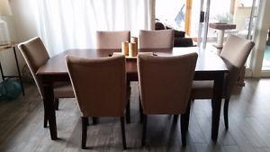solid wood table w 6 upholstered chairs