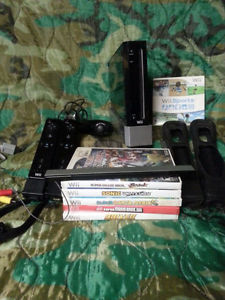 Nintendo Wii Bundle - Console - Controllers - 7 Games 110$