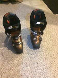 Salomon ski boots. (Size 25.5)