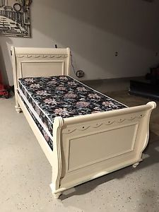 Twin sleigh bed with mattress