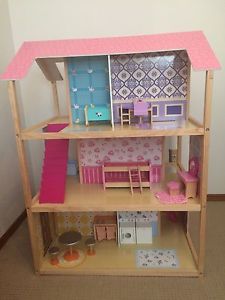 Doll house + dolls & accesories.