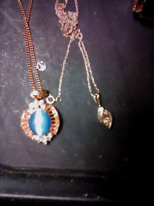 2 women's gold necklaces in perfect condition