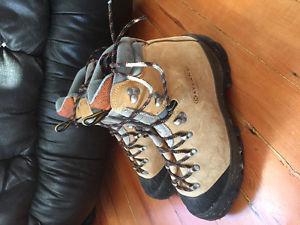 Men's mountaineering boots size 7