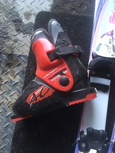 Kids ski boots mondo 18.5 works out to an 11