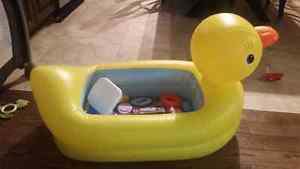 Inflatable duck tub