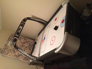 Air hockey table and hockey game table