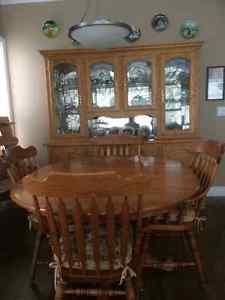 Solid oak hutch with table and 6 chairs