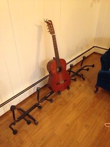 Guitar stand holds 5 guitars
