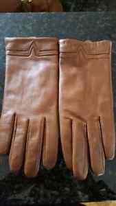 Lambskin gloves in camel, brand new.