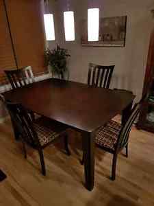 Brand new perfectly good dining room table and chairs