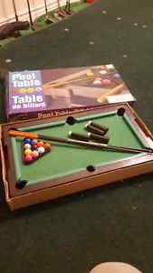 Mini pool table