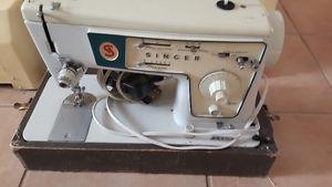 Singer sewing machine with case 