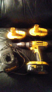 18 VOLT DEWALT DRILL WITH 3 BATTERYS AND CHARGER