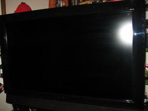 FOR SALE 32 INCH AVEIA LCD TV, BEAUTIFUL