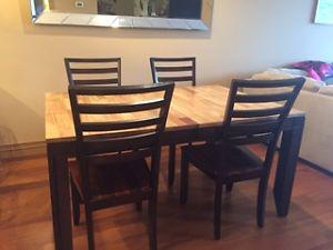 Beautiful wood 5 piece dining set with inserted 18" leaf