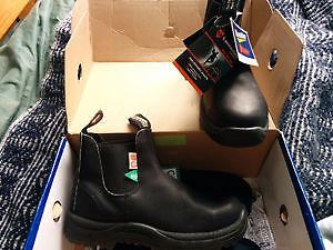 Blundstone boots. Brand new, green patch safety