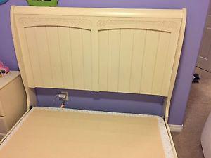 Cottage Retreat full size sleigh bed
