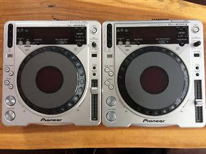 DJ gear: 2 Pioneer CDJ-800MK2's