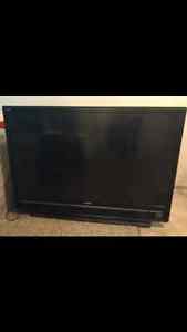 Large Sony tv for sale. Needs projection lamp