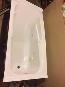 5ft x  jetted bath tub with wall kit