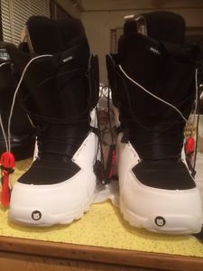 Like new snow boarding boots