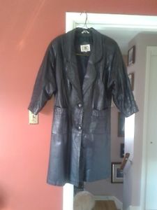 BLACK LEATHER COAT SIZE SMALL