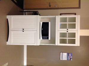 Kitchen cabinet with microwave